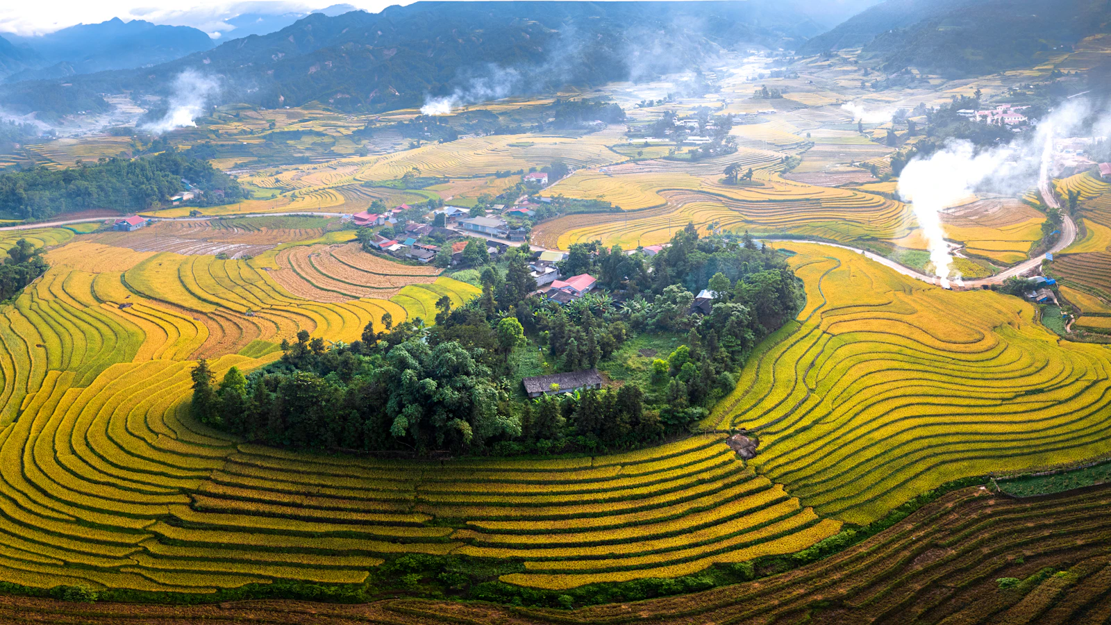 Thung lũng ruộng bậc thang vào mùa lúa chín, xóm làng nằm giữa cánh đồng